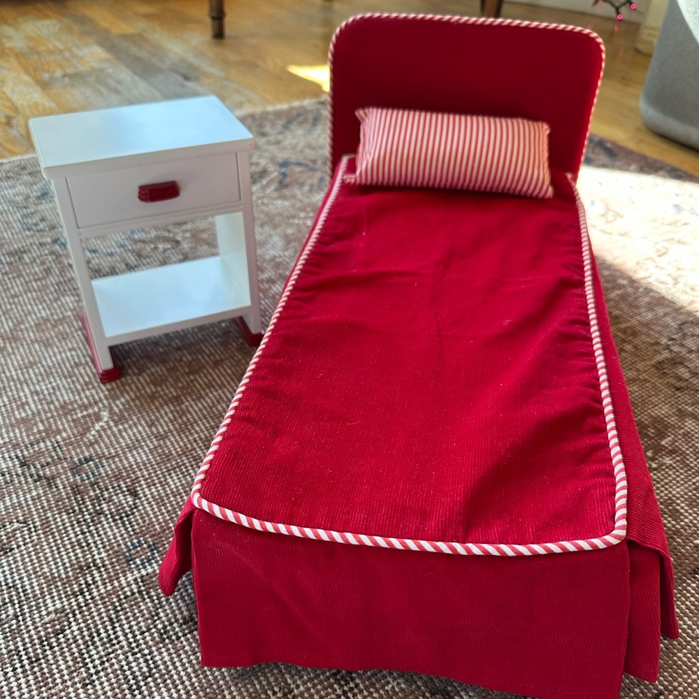 Pleasant Company American Girl Doll Molly Bed and Nightstand